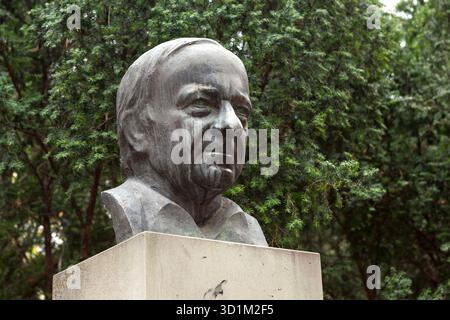 Hermann-Gmeiner-Denkmal, Gründer von SOS Kinderdorf, Parco a Wien, Österreich // Monumento Hermann Gmeiner, fondatore del villaggio per bambini SOS, parco a Vienna, Austria - 20251028 PD19689 credito: APA-PictureDesk/Alamy Live News Foto Stock