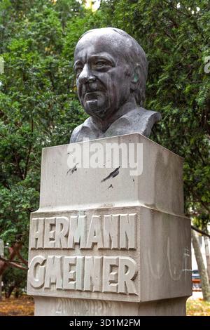 Hermann-Gmeiner-Denkmal, Gründer von SOS Kinderdorf, Parco a Wien, Österreich // Monumento Hermann Gmeiner, fondatore del villaggio per bambini SOS, parco a Vienna, Austria - 20251028 PD19686 credito: APA-PictureDesk/Alamy Live News Foto Stock