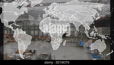 Visualizzazione di una sovrapposizione stilizzata della mappa mondiale che copre l'interno dell'hangar industriale, con pallet e casse Foto Stock