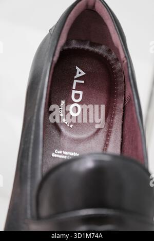 Scarpe in pelle nera con logo Aldo in vera pelle e suola interna ventilata, presentate in una vista ravvicinata con il logo dell'interno. Foto Stock