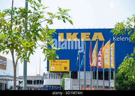 Il negozio IKEA presenta una facciata blu con il logo ben esposto e bandiere colorate che sventolano davanti sotto la luce del sole Foto Stock