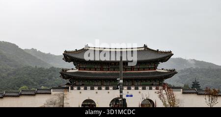 SEOUL, COREA DEL SUD - 11 OTTOBRE 2025 - Gwanghwamun Gate in piedi, Gyeongbokgung Palace, Seoul, Corea del Sud Foto Stock