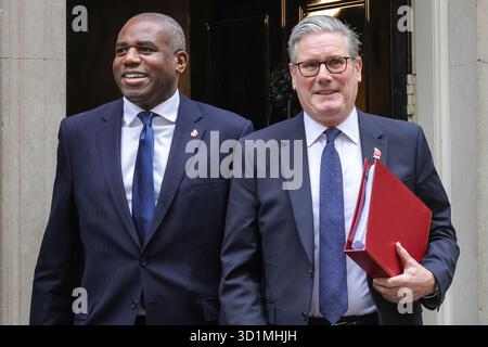 Londra, Regno Unito. 29 ottobre 2025. Il primo Ministro Sir Keir Starmer e il vice primo Ministro David Lammy, che è anche il Segretario di Stato per la giustizia, uscita 10 Downing Street per i PMQ questa mattina. Crediti: Imageplotter/Alamy Live News Foto Stock
