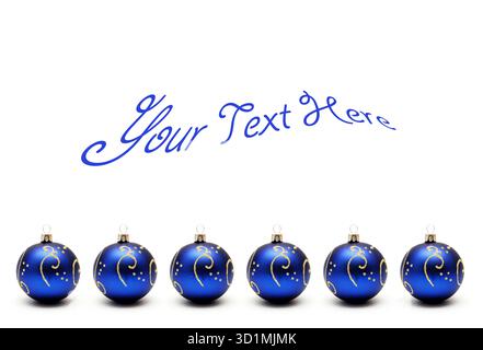 Palline di natale blu con motivo dorato isolate su dorso bianco Foto Stock
