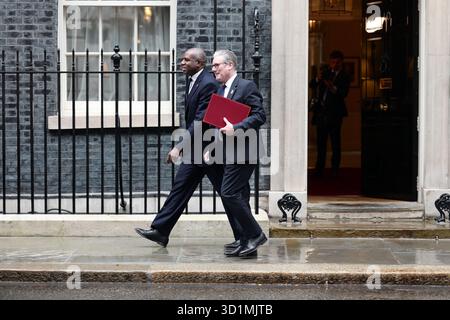 Londra, Regno Unito, 29 ottobre 2025, il primo ministro britannico Keir Starmer lascia 10 Downing Street per la camera del Parlamento. Crediti: Ian Bozic / Alamy Live News Foto Stock