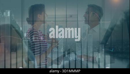 Uomo in camicia bianca, donna in cima a righe che analizza la lavagna in ufficio, con grafici finanziari Foto Stock