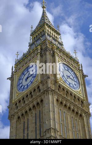 Il Big Ben si posiziona contro un cielo blu parzialmente nuvoloso. Punto di riferimento di Londra Foto Stock