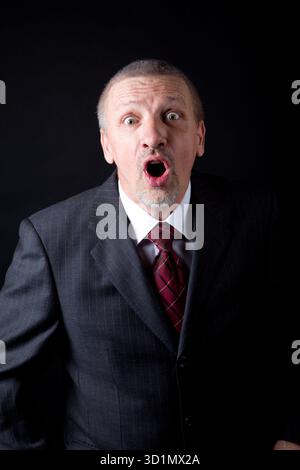 Emotional uomo maturo urlando Foto Stock