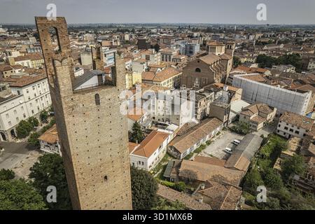 Incredibile ripresa aerea che cattura l'affascinante paesaggio urbano di Rovigo con una chiara vista della sua torre storica in Italia Foto Stock