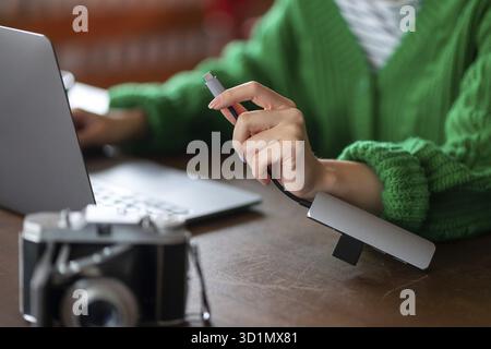 In funzione. Primo piano di una donna seduta al notebook Foto Stock