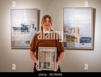 Dundas Street Gallery, Edimburgo, Regno Unito, 29 ottobre 2025. Intervalli espositivi di Eleanor Cunningham - Tracing Time: I dipinti composti da più strati di carta e texture si adattano al tempo naturale del paesaggio e riflettono il paesaggio profondamente mutato causato dalla tempesta Arwen al John Muir Country Park nell'East Lothian. Crediti: Sally Anderson/Alamy Live News Foto Stock