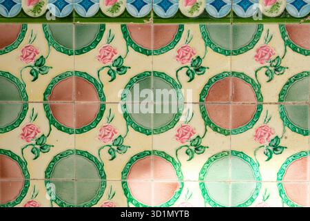 Bellissime piastrelle in ceramica Peranakan d'epoca color pastello con motivo floreale, l'arredamento culturale e storico di una vecchia bottega in Malesia. Foto Stock