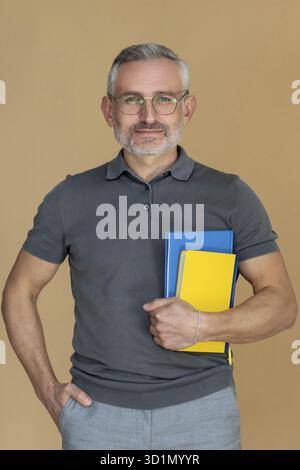Sicurezza. Serio uomo maturo dai capelli grigi che sembra sicuro di sé Foto Stock