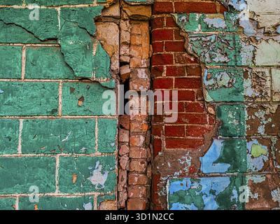 Contatto semidistrutto di due pareti di diverse dimensioni di mattoni Foto Stock
