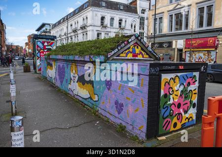 Manchester, Regno Unito - 1 marzo 2020: Vista di FUORI CASA, un nuovo spazio all'aperto per l'arte di strada pubblica in Stevenson Square nel quartiere settentrionale o Foto Stock