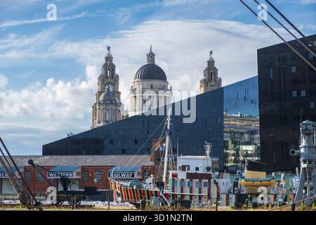Liverpool, Regno Unito - 18 luglio 2019: Architettura moderna e classica presso il porto di Liverpool Foto Stock