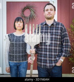 Divertente Ritratto di coppia che simula la pittura gotica americana Foto Stock
