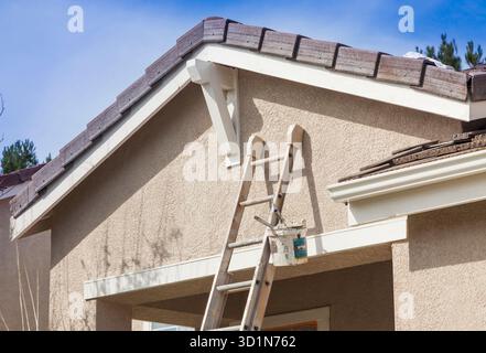 Scala appoggiata contro Una casa pronta per la nuova verniciatura Foto Stock