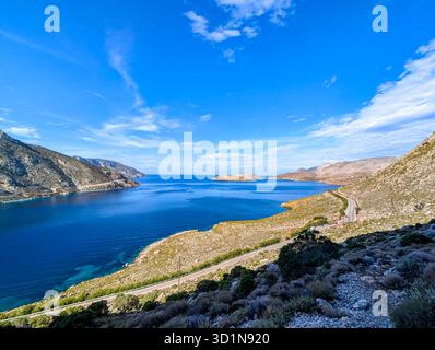 Vista panoramica della baia di Arginonta sull'isola di Kalymnos in Grecia. È Una destinazione popolare per gli arrampicatori sportivi Foto Stock