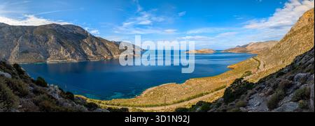 Vista panoramica a 180° della baia di Arginonta sull'isola di Kalymnos in Grecia. Una destinazione popolare per gli arrampicatori sportivi Foto Stock