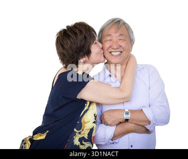 Affettuosa coppia cinese anziana isolata sul bianco Foto Stock