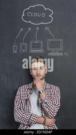 Ritratto di uomo con il cloud computing schema sulla lavagna. Il Cloud Computing concetto sulla lavagna Foto Stock