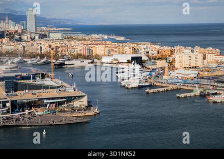 Splendido panorama sul lungomare con moderni Super Yachts e edifici storici sullo sfondo. Barcellona Spagna 15.03.2024 Foto Stock