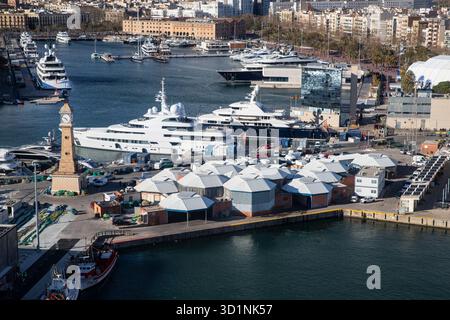 Vista panoramica degli yacht di lusso attraccati in un soleggiato porto della città del Mediterraneo. Barcellona Spagna 15.03.2024 Foto Stock
