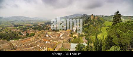 Tetti di Brisighella, uno dei borghi più belli d'Italia, sul fianco di una collina tra Firenze e Ravenna Foto Stock