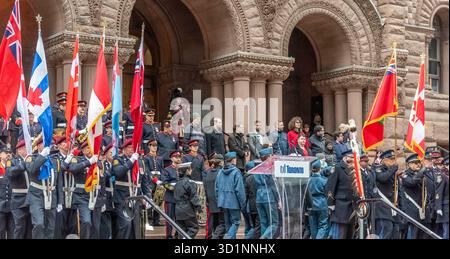 Toronto Ontario, Canada - 11 novembre 2024: La guardia d'onore sui gradini dell'Old City Hall durante il Remembrance Day di Toronto presso l'Old City Hall. Foto Stock