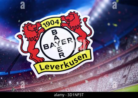 KIEV, UCRAINA - 23 FEBBRAIO 2025 il distintivo della squadra di calcio Bayer 04 Leverkusen si trova sullo sfondo dello stadio di calcio Foto Stock