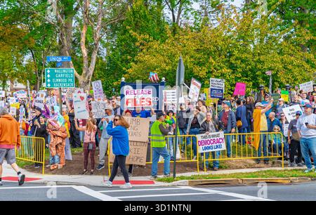 Rutherford, New Jersey - 18 ottobre 2025: La folla si riunisce nel New Jersey per celebrare la democrazia alla protesta del No Kings Day. Foto Stock
