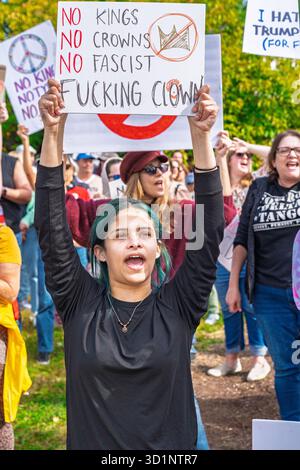 Rutherford, New Jersey - 18 ottobre 2025: La folla si riunisce nel New Jersey per celebrare la democrazia alla protesta del No Kings Day. Foto Stock