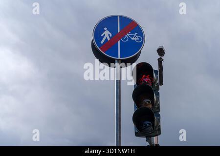 I semafori diventano rossi per le biciclette. Stop all'insegna del percorso condiviso per pedoni e ciclisti Foto Stock