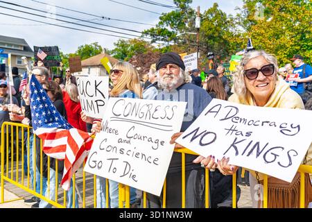 Rutherford, New Jersey - 18 ottobre 2025: La folla si riunisce nel New Jersey per celebrare la democrazia alla protesta del No Kings Day. Foto Stock