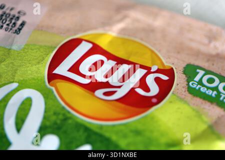 KIEV, UCRAINA - 19 APRILE 2025 giace lo yogurt al forno con patatine aromatizzate all'erba in una confezione verde con il logo ufficiale Foto Stock