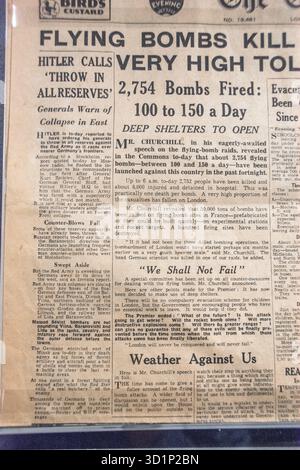 Immagine d'archivio, UK The Evening News of 06 July 1944, rapporto Londra è stata attaccata dalla bomba volante V-1, dopo l'atterraggio del D-Day Foto Stock