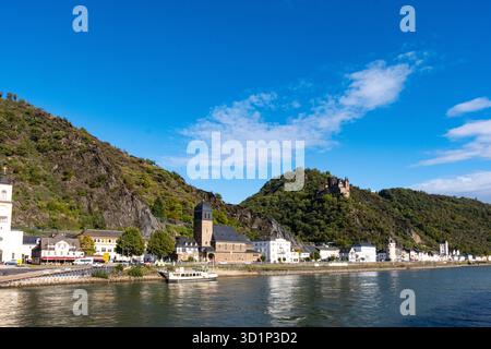Guardando indietro la città di St. Goarshausen da una crociera sul fiume Reno con due importanti chiese St Johannes e St Martin e Burg Katz sopra Th Foto Stock