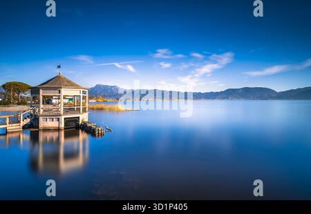 Molo di gazebo o molo e lago all'alba. Torre del Lago Puccini, Versilia, Lago di Massaciuccoli, Toscana, Italia, Europa Foto Stock