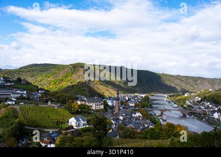 Affacciato sulla storica cittadina di Cochem nella valle della Mosella, situata alla fine del fiume Cochemer Krampen, un'ansa nella Mosella Foto Stock