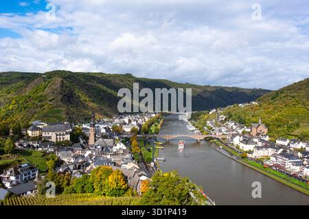 Si affaccia sulla storica città di Cochem nella valle della Mosella da Reichsburg, situata alla fine del tratto di fiume chiamato Cochemer Krampen, un'ansa nella Mosella Foto Stock