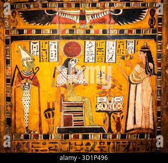 Torino, Italia - 4 febbraio 2024: Museo Egizio. Stela di Neskhonsu, sistrum player di Amun-re. Legno, periodo tolemaico 332-30 a.C. Foto Stock