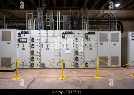 Itaipu Binacional, Brasile - 22 giugno 2025: Una parete di quadri elettrici controlla la distribuzione dell'alimentazione all'interno della centrale idroelettrica di Itaipu. Foto Stock