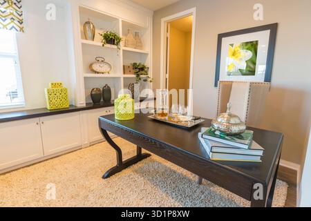 Sala Office interna di una casa ben arredata Foto Stock