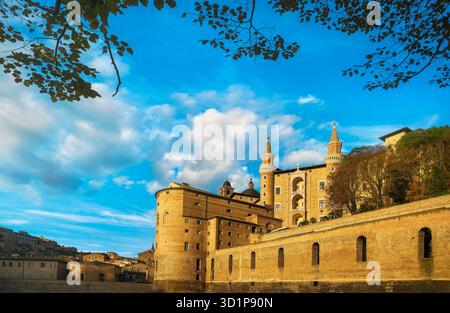 Palazzo Ducale medievale di Urbino al tramonto. Sito patrimonio dell'umanità dell'UNESCO. Regione Marche, Italia, Europa. Foto Stock