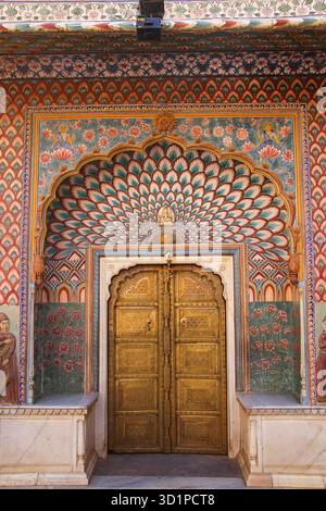 Lotus Gate a Pitam Niwas Chowk, Jaipur City Palace, Rajasthan, India Foto Stock