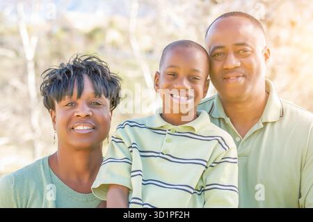 Splendido ritratto di famiglia afroamericana all'aperto Foto Stock