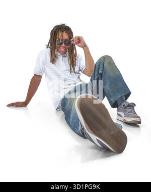 Un giovane uomo che indossa una polo a righe indossa dreadlock e occhiali da sole Foto Stock