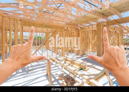 Mani il framing all'interno di nuova costruzione in casa Framing. Foto Stock