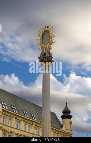 Brno, Repubblica Ceca - 5 marzo 2023: Colonna della peste del XVII secolo (Morovy sloup) situata in Piazza della libertà. Foto Stock